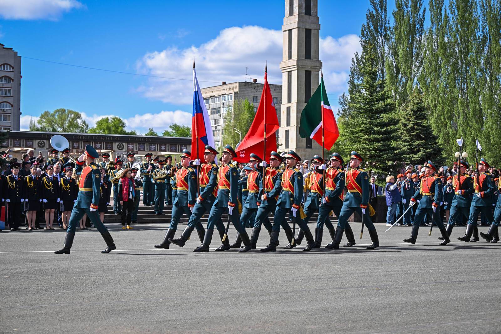Минниханов и Шаймиев возложили цветы к Вечному огню в парке Победы