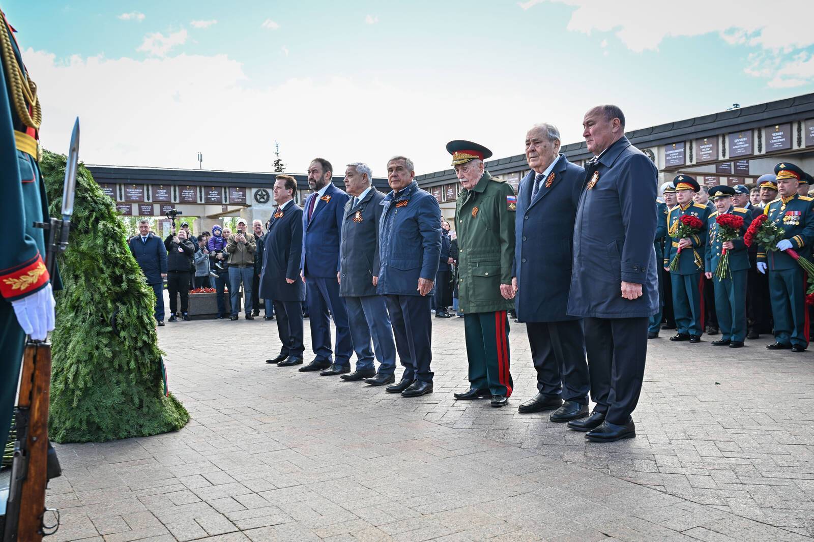 Минниханов и Шаймиев возложили цветы к Вечному огню в парке Победы