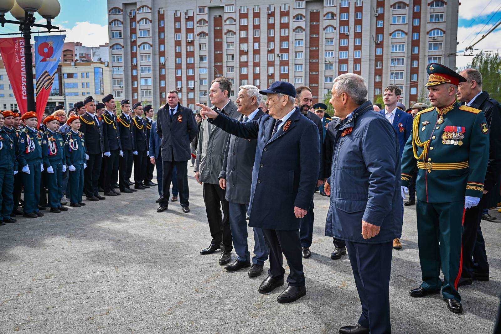 Минниханов и Шаймиев возложили цветы к Вечному огню в парке Победы