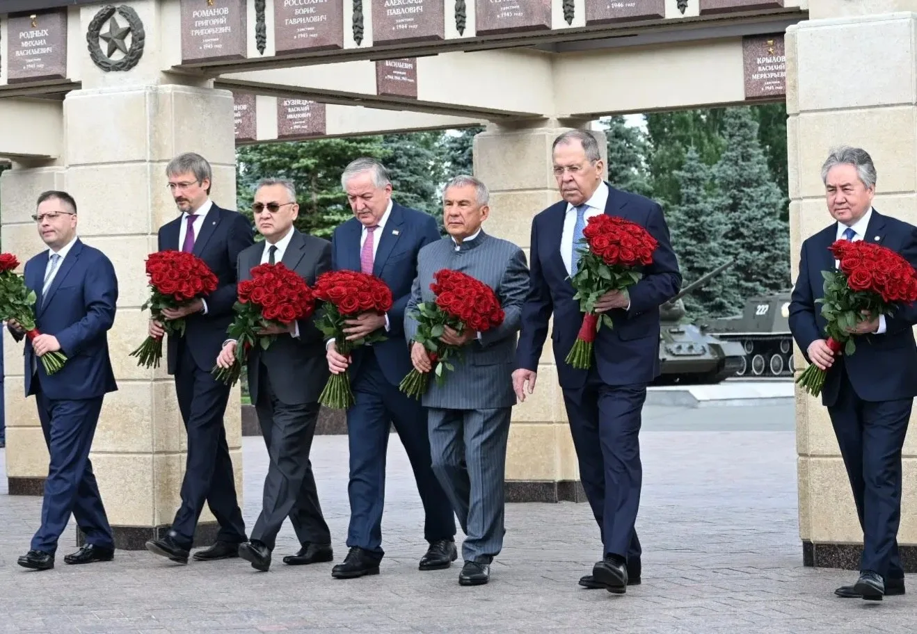 Минниханов, Лавров и главы МИД стран ОДКБ в Казани почтили память героев Великой Отечественной