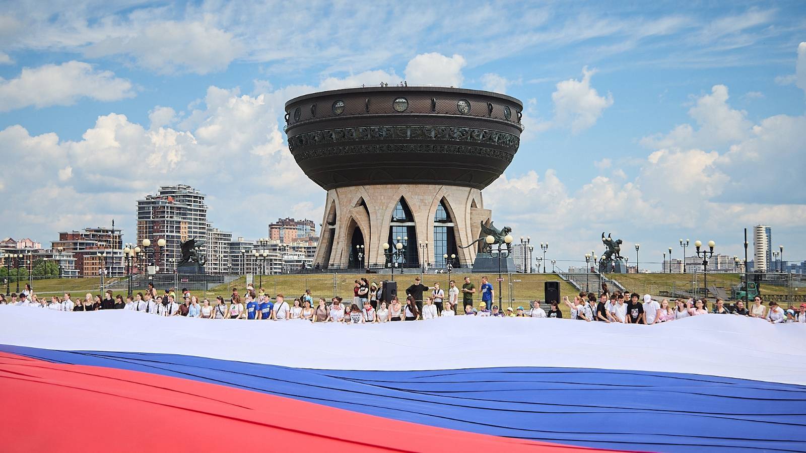 Огромный флаг России развернули возле «Чаши» в Казани