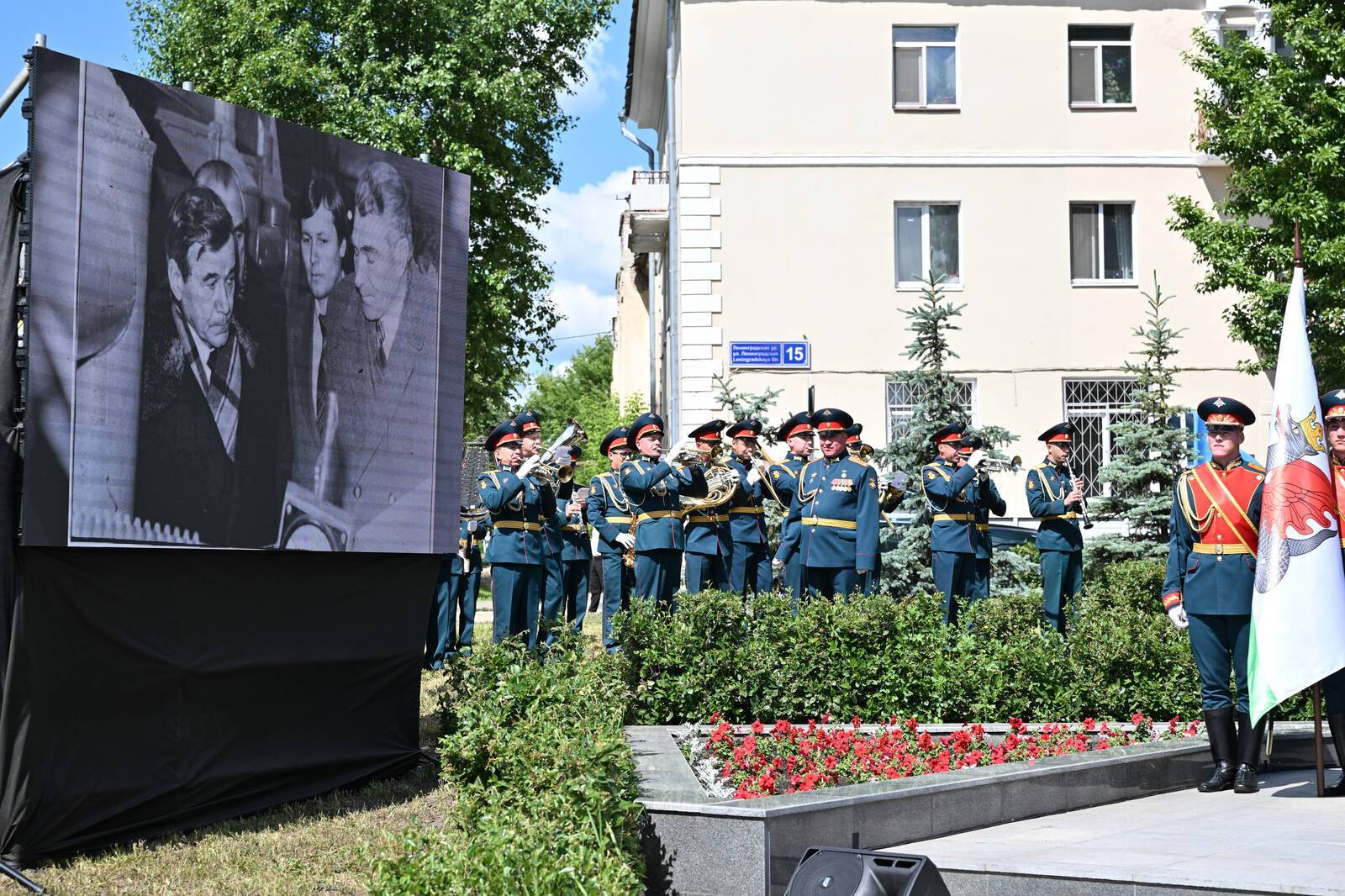 «Навсегда в истории»: Минниханов возложил цветы к бюсту Копылова в Казани