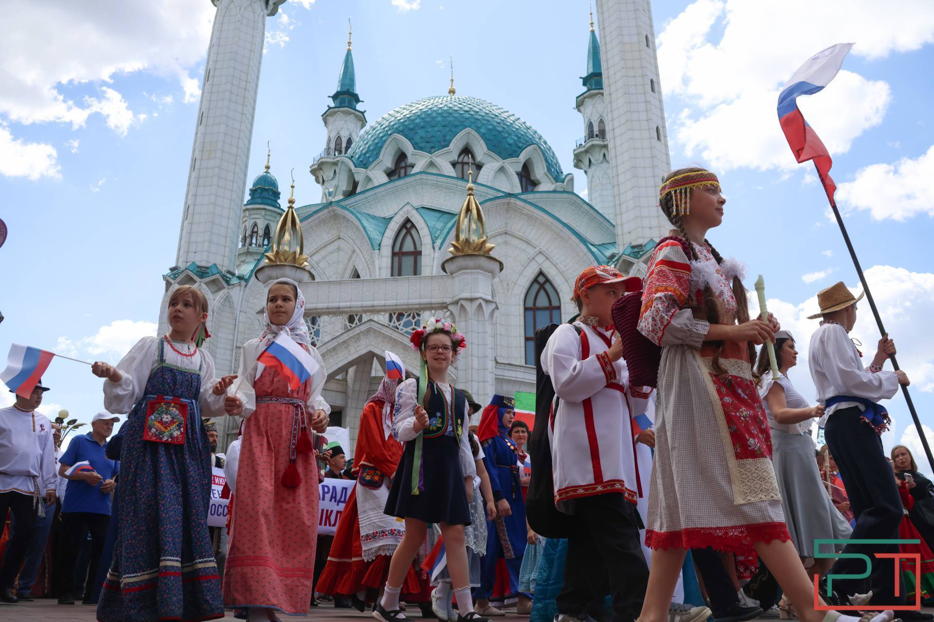 Хоровод единства: в Казанском кремле сплели «Мозаику культур» в День России