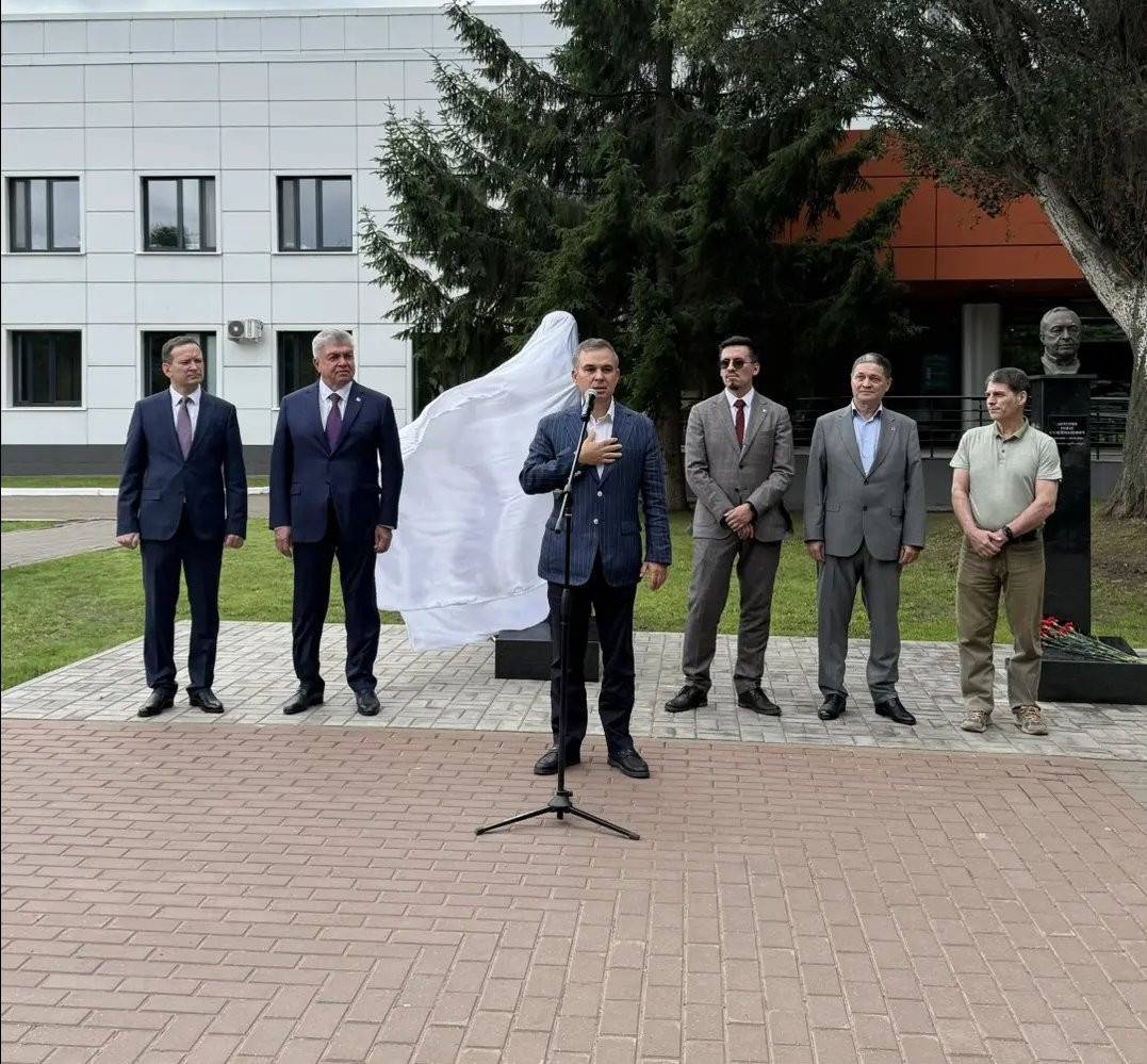 «Вернулся на пост»: в БСМП Челнов открыли бюст первого главврача Ирека Ишкинеева