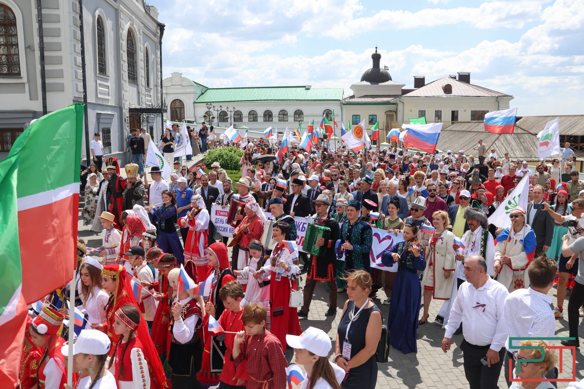 Шествие Парада Дружбы народов прошло в Казанском Кремле