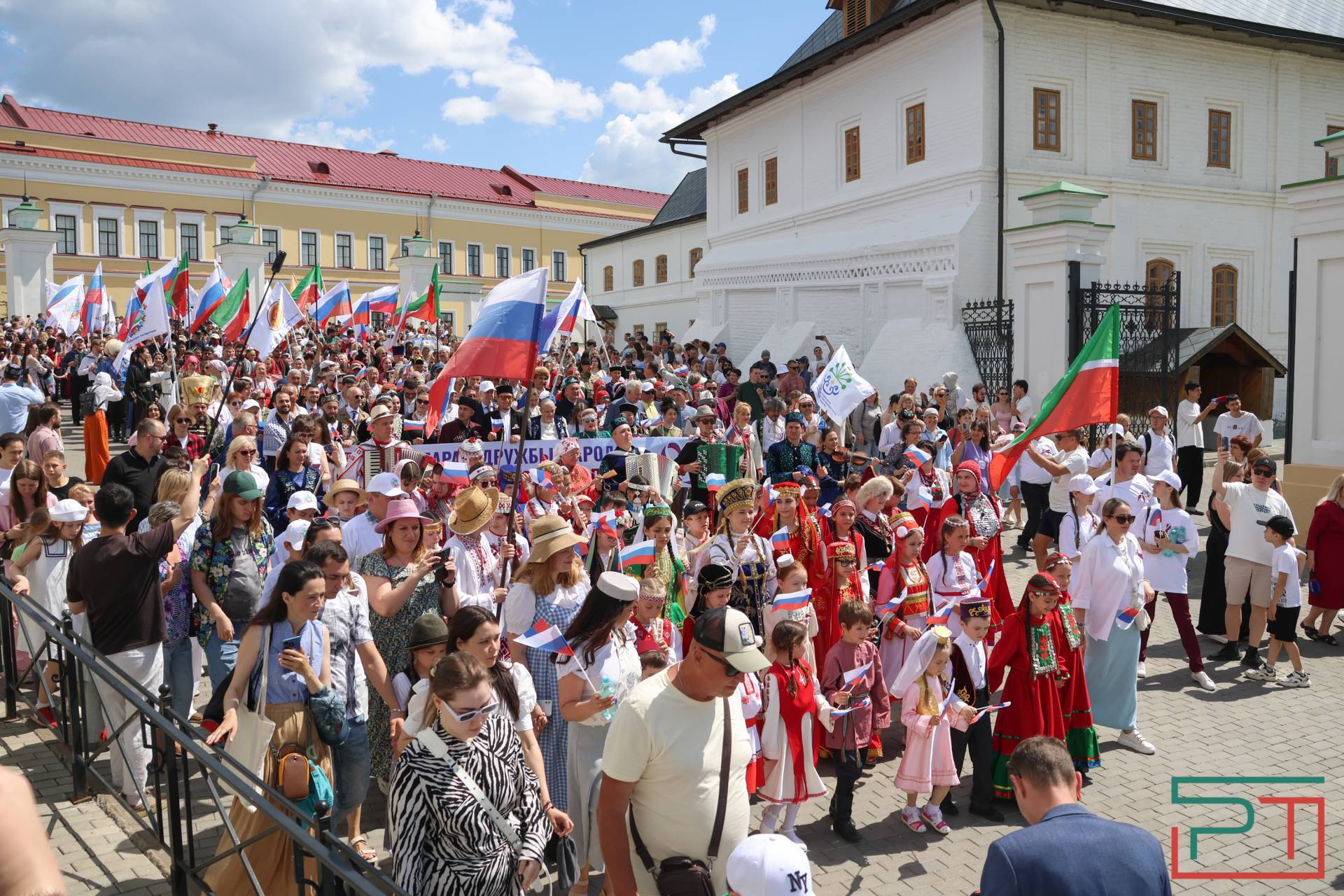 Шествие Парада Дружбы народов прошло в Казанском Кремле