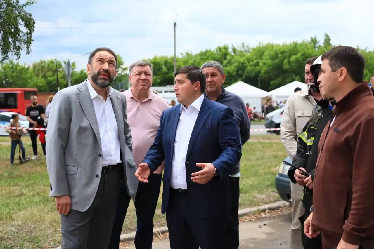 Песошин прибыл в Нижнекамск и посетил дом, пострадавший при атаке БПЛА