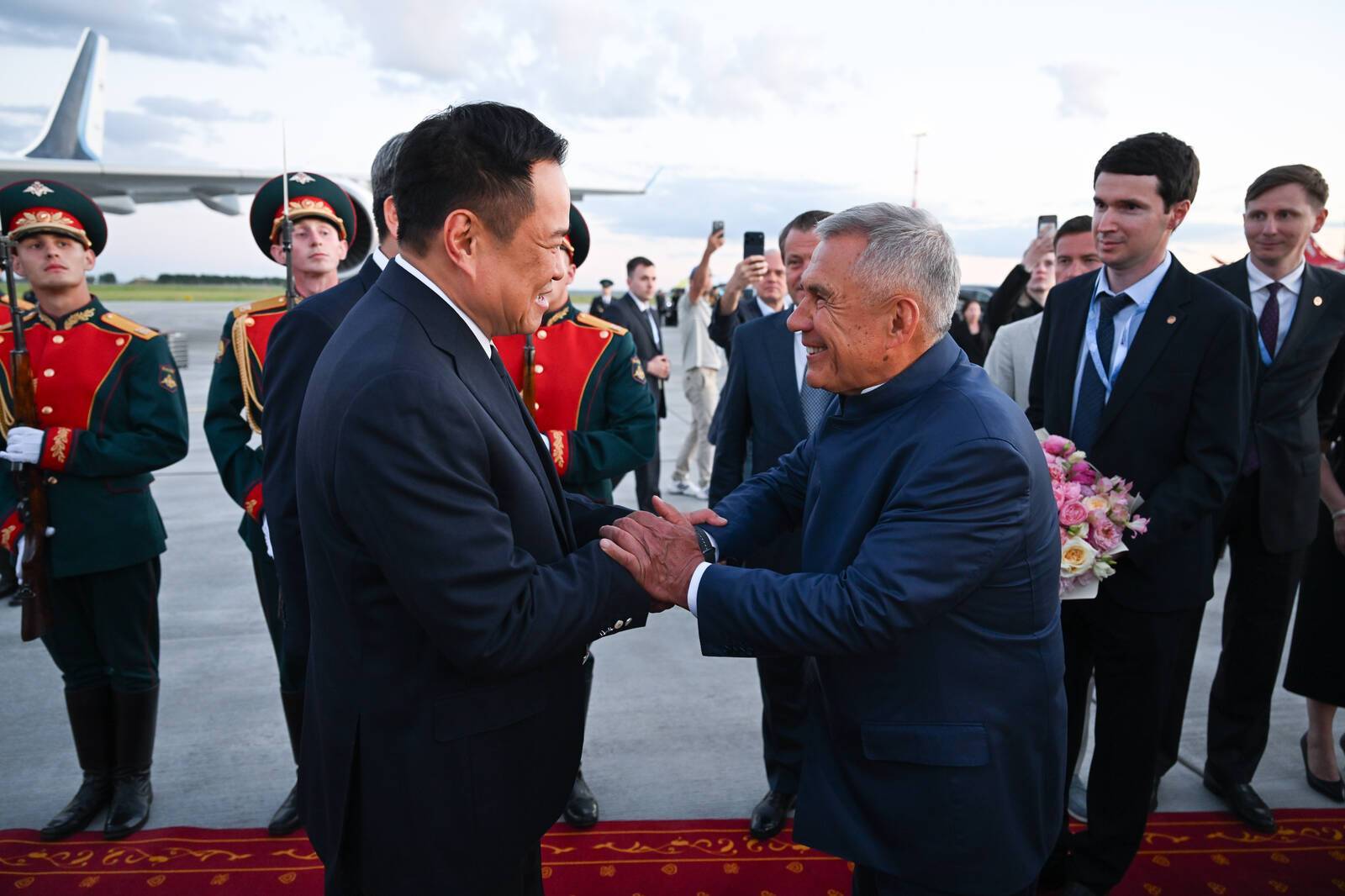 Минниханов встретил Премьер-министра Таиланда в аэропорту Казани