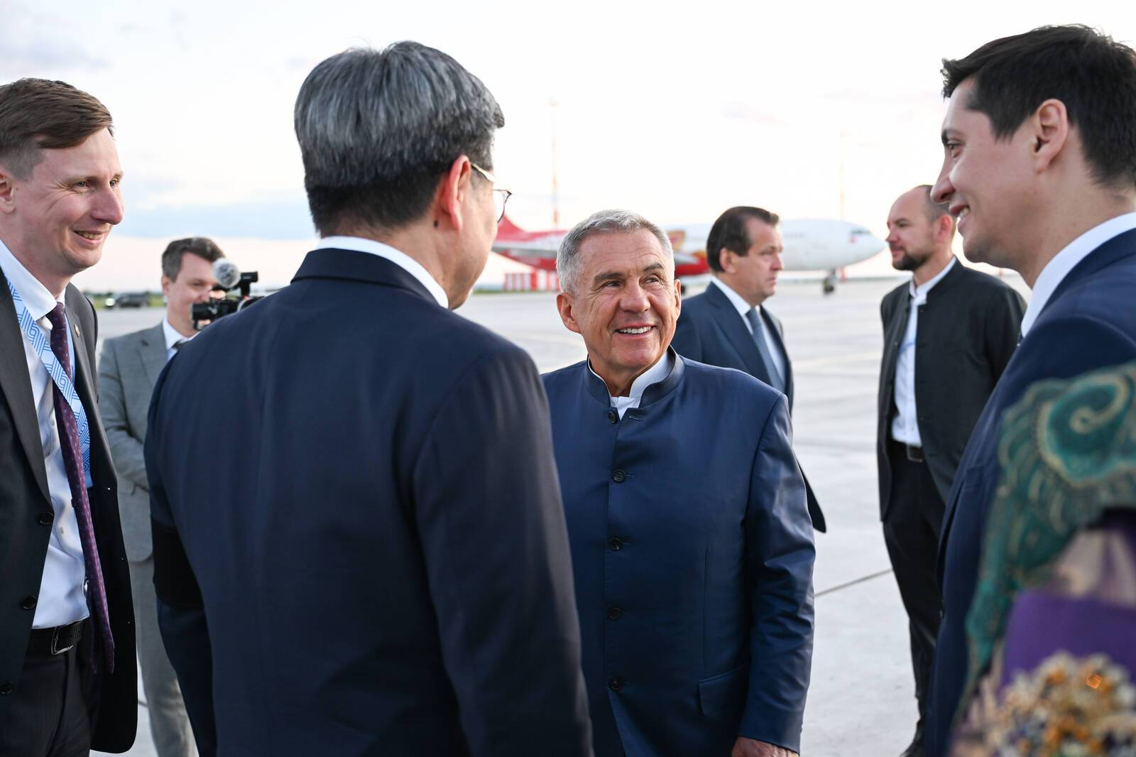 Минниханов встретил Премьер-министра Таиланда в аэропорту Казани