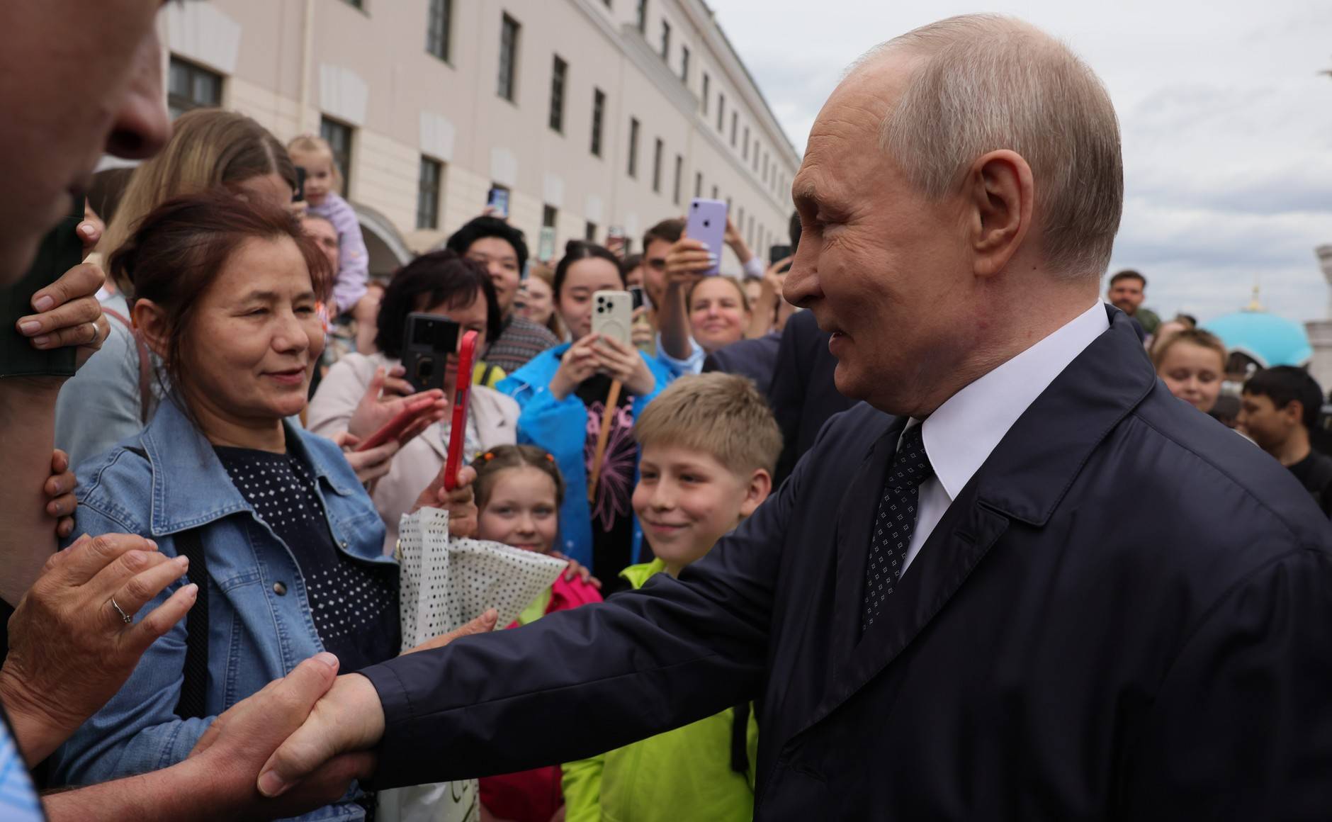 Путин посетил Кул Шариф и Благовещенский храм в Казанском Кремле и пообщался с прихожанами