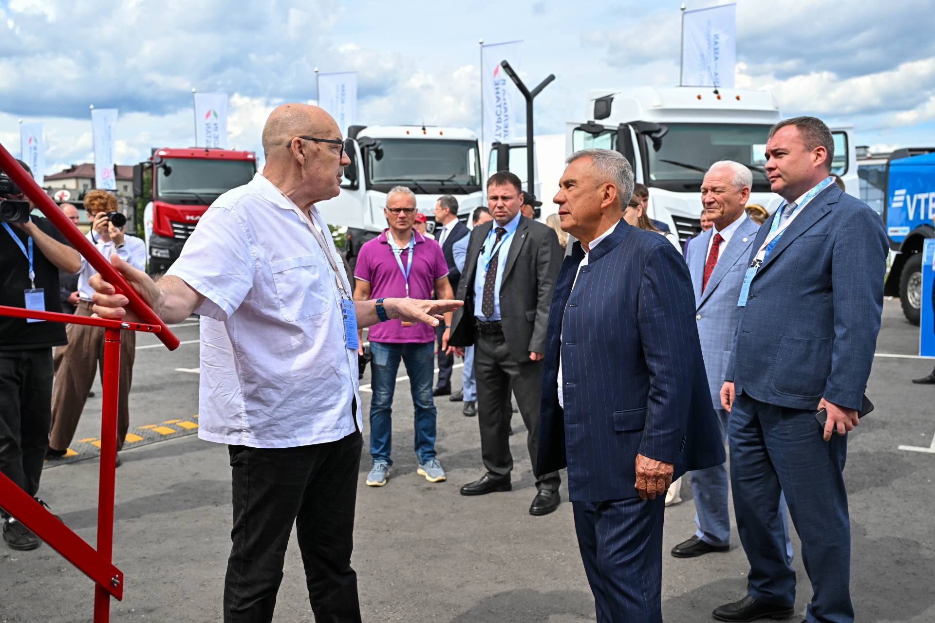 Минниханов осмотрел выставку «Сделано в Татарстане» в казанском ЦУМе
