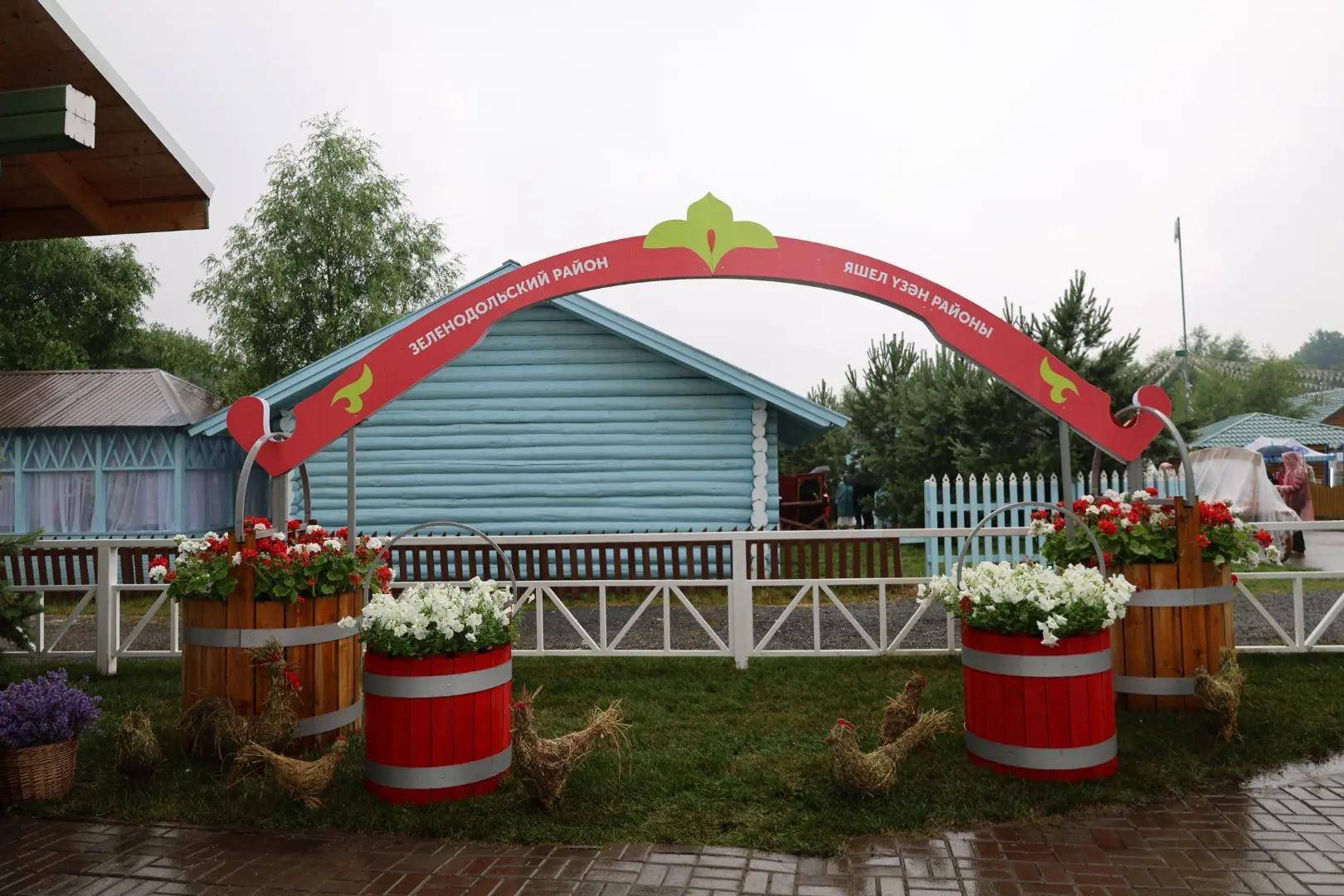 Чак-чак на 150 кг и редкие самовары: Минниханов осмотрел зеленодольское подворье на Сабантуе