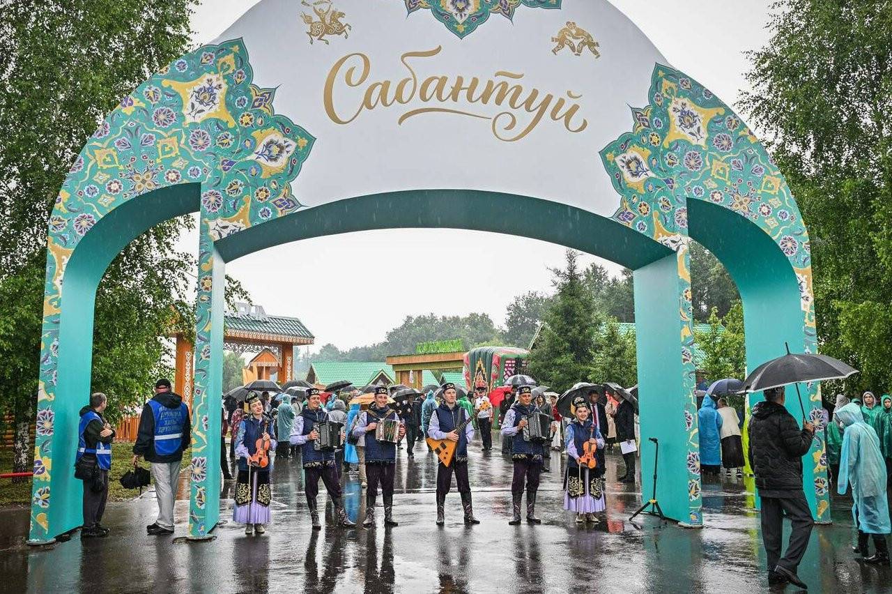 Вопреки серости и дождю: Казань ярко отметила Сабантуй в Мирном