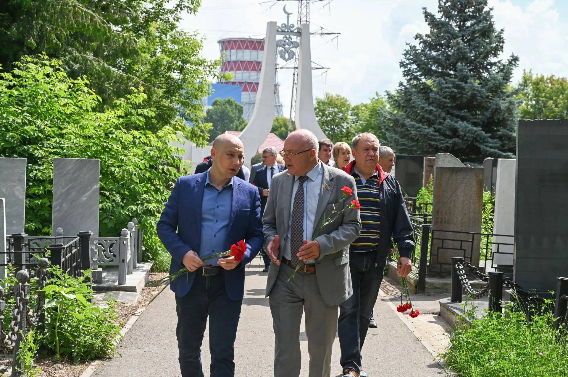 Депутаты Госсовета почтили память руководителей парламента разных лет и выдающихся татарстанцев