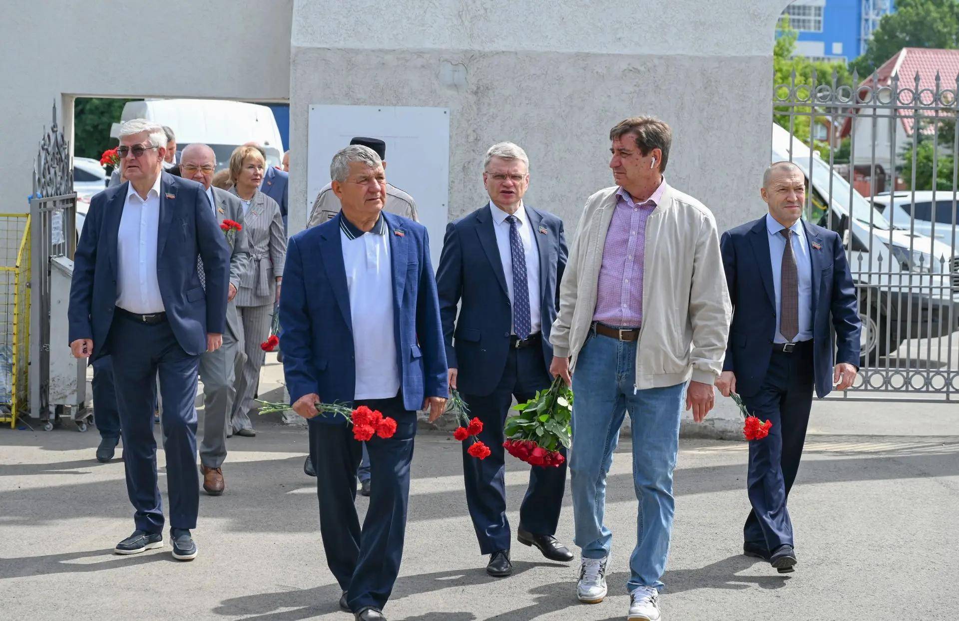 Депутаты Госсовета почтили память руководителей парламента разных лет и выдающихся татарстанцев