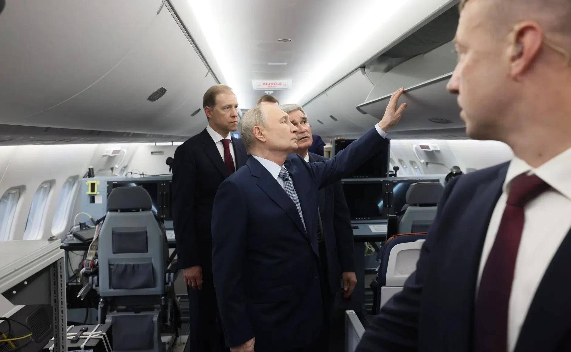 Путин осмотрел отечественные лайнеры с интерьерами казанского производства