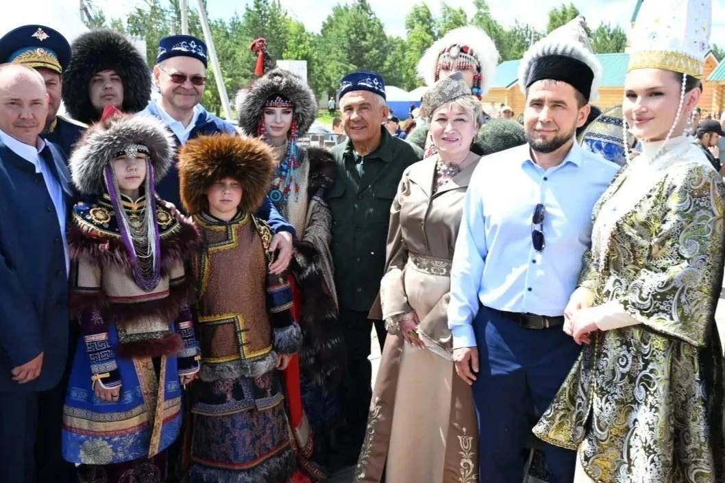 Минниханов принял участие во всероссийском сельском Сабантуе в Пензенской области