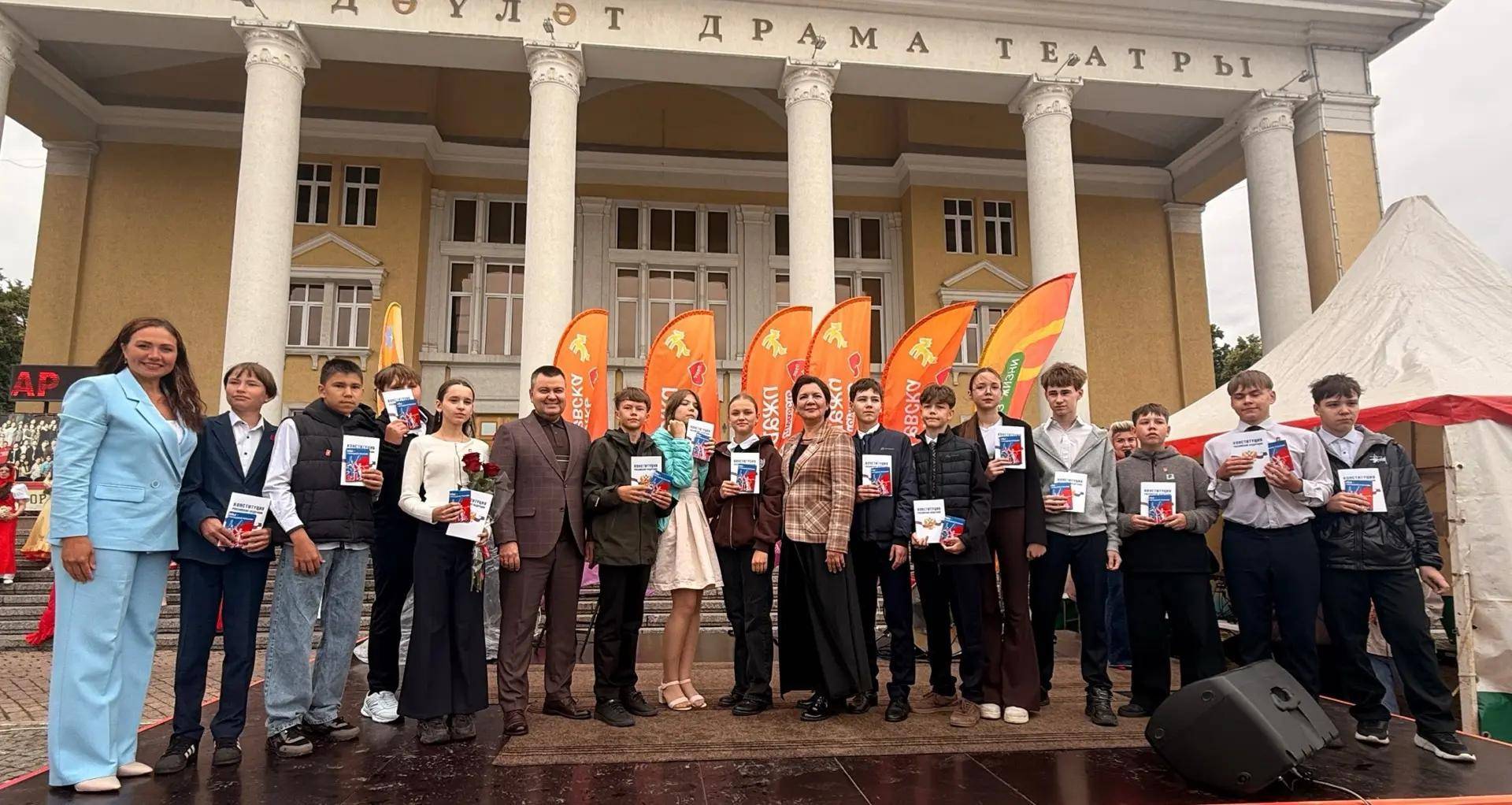 В День молодежи 14 юных жителей Альметьевска получили первые паспорта