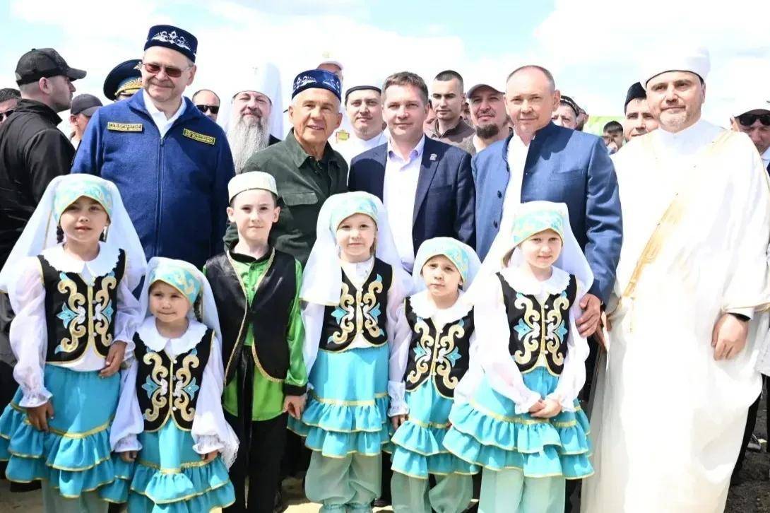 Минниханов принял участие во всероссийском сельском Сабантуе в Пензенской области