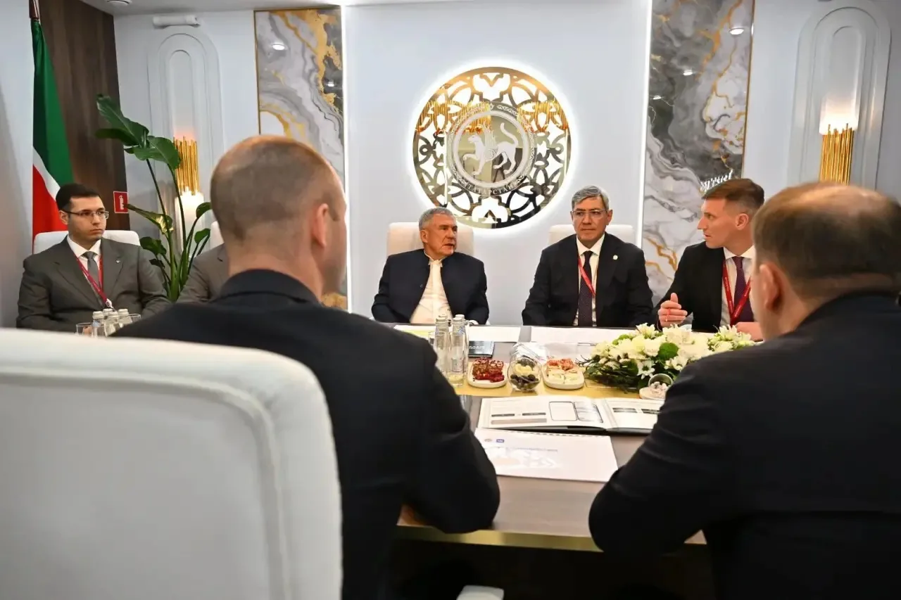 Минниханов и гендиректор «ВК» обсудили внедрение в РТ цифрового ID для самокатчиков