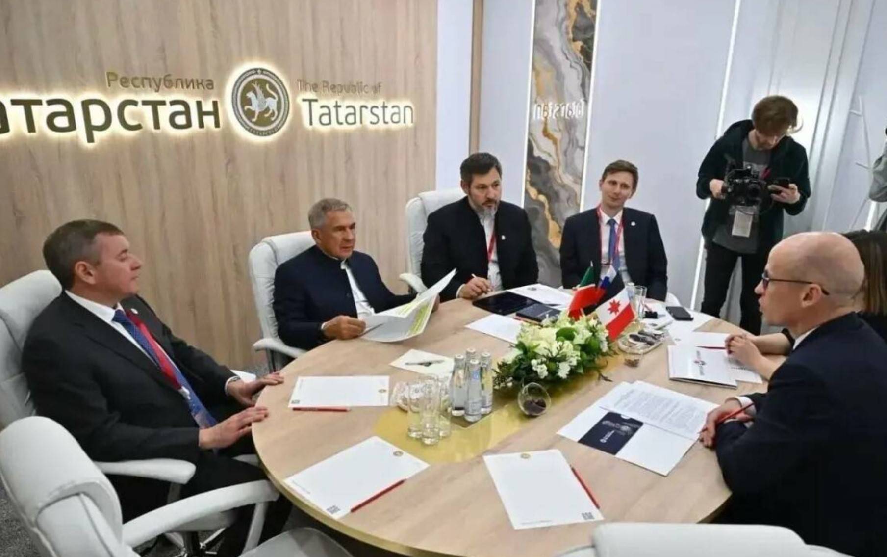 Раис Татарстана и глава Удмуртии обсудили развитие сотрудничества
