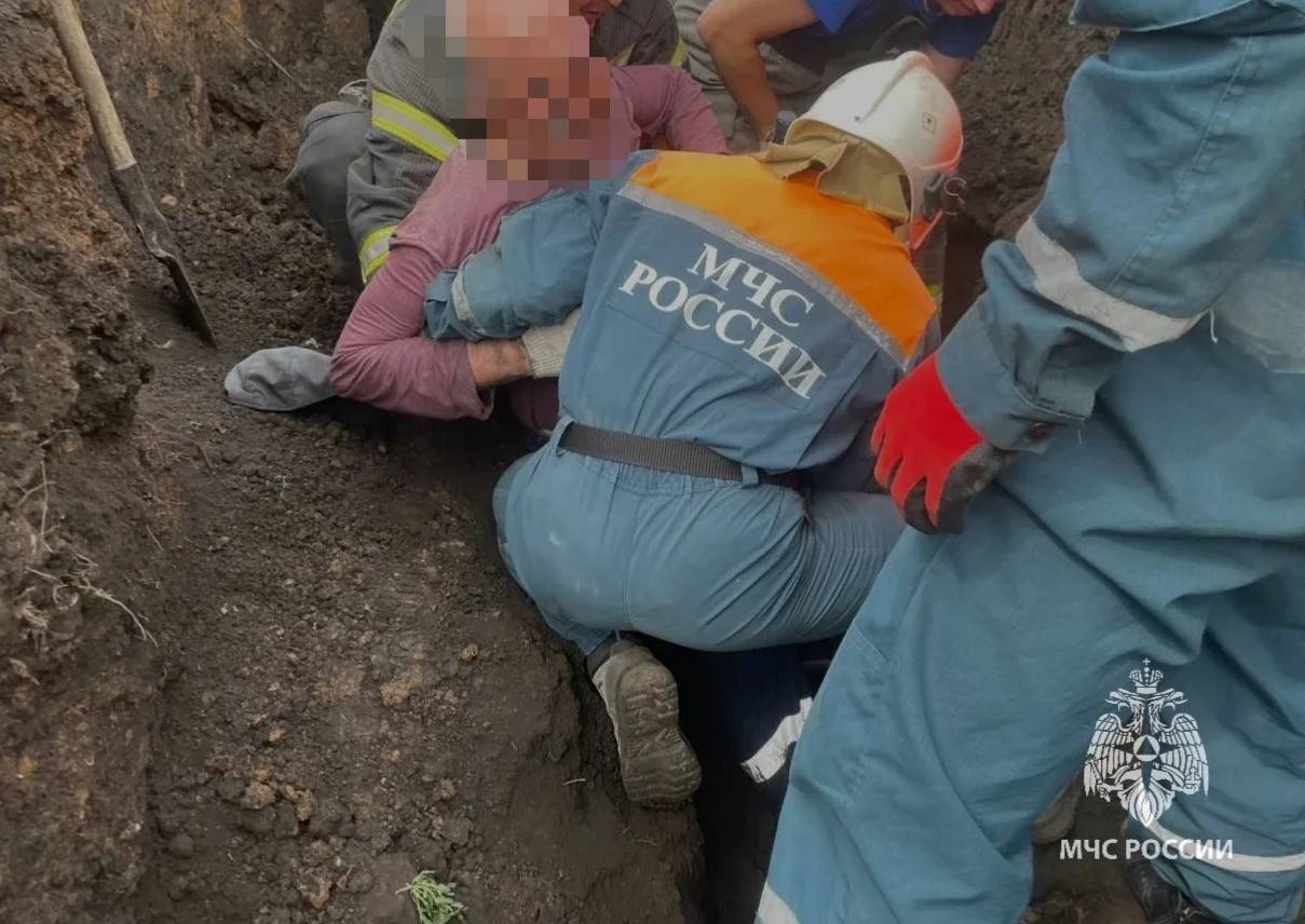 На двух рабочих обвалился грунт в Челнах — их госпитализировали