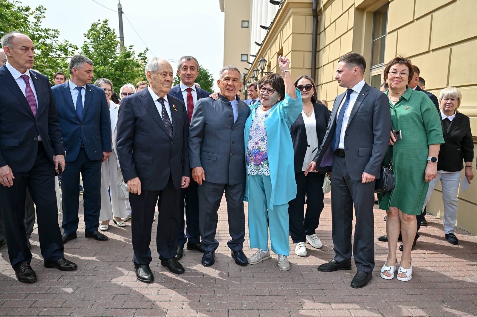 Рустам Минниханов возложил цветы к памятнику Александра Пушкина в Казани