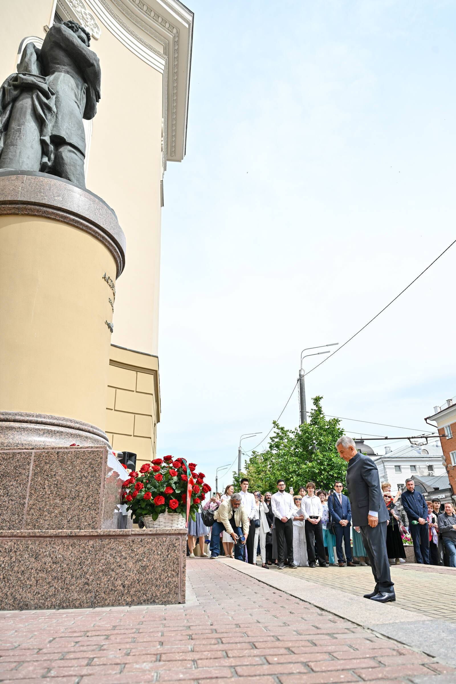 Рустам Минниханов возложил цветы к памятнику Александра Пушкина в Казани