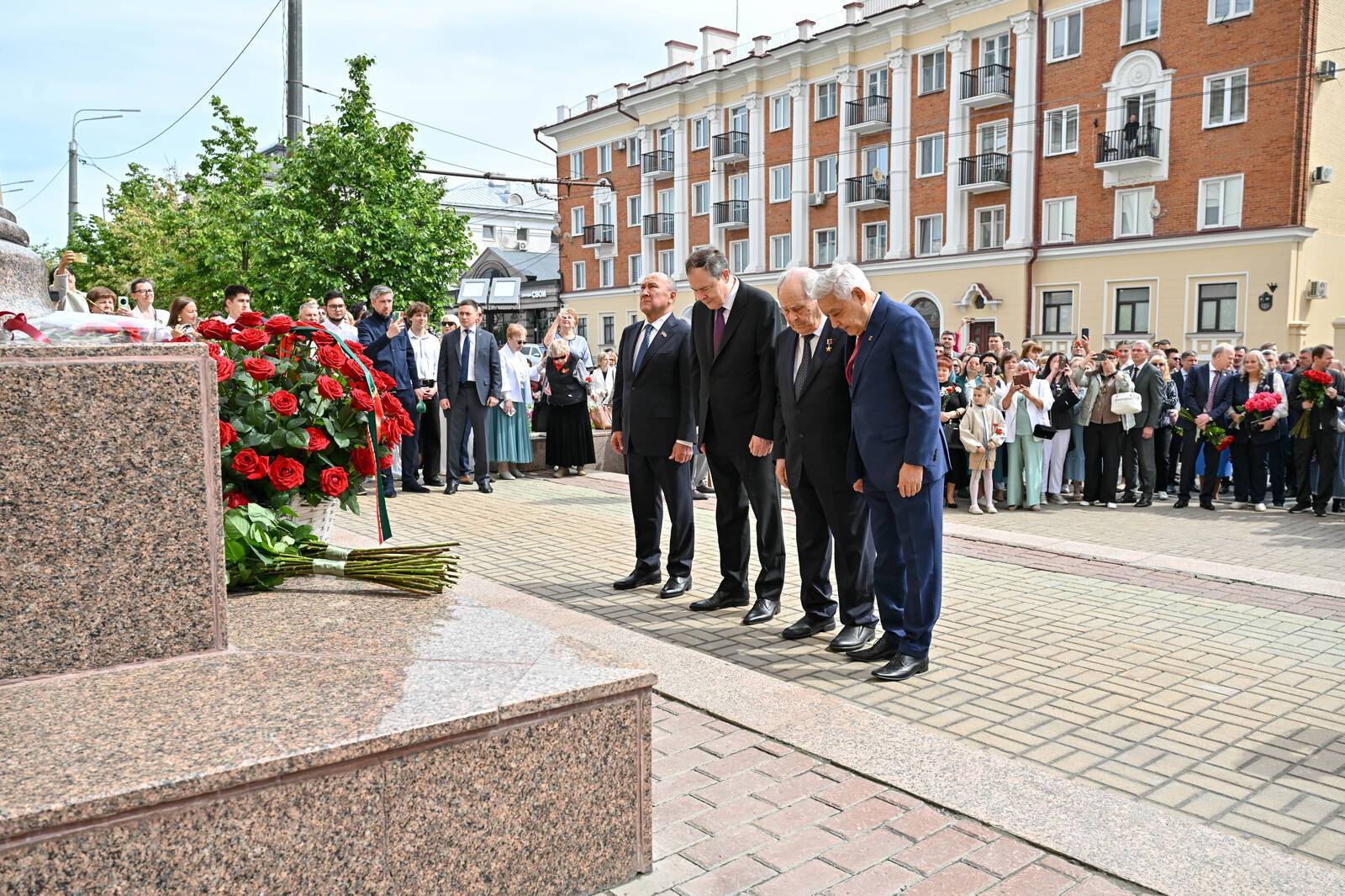 Рустам Минниханов возложил цветы к памятнику Александра Пушкина в Казани
