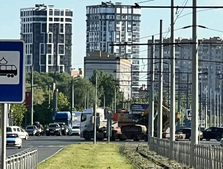 На Краснококшайской в Казани большегруз оборвал провода – встали трамваи и троллейбусы