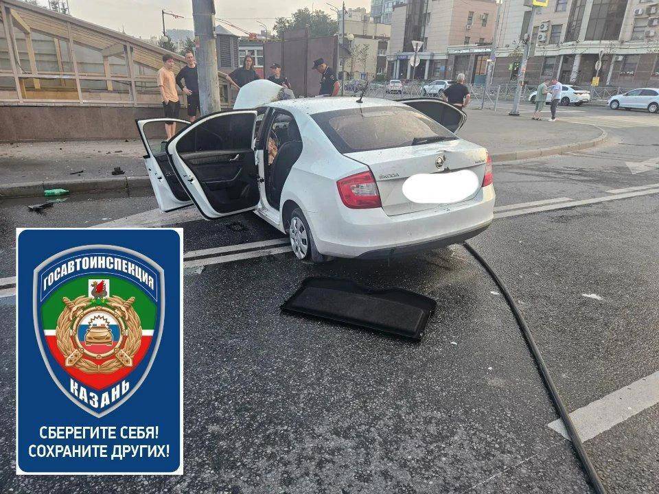 В Казани иномарка врезалась в столб и загорелась - два человека пострадали