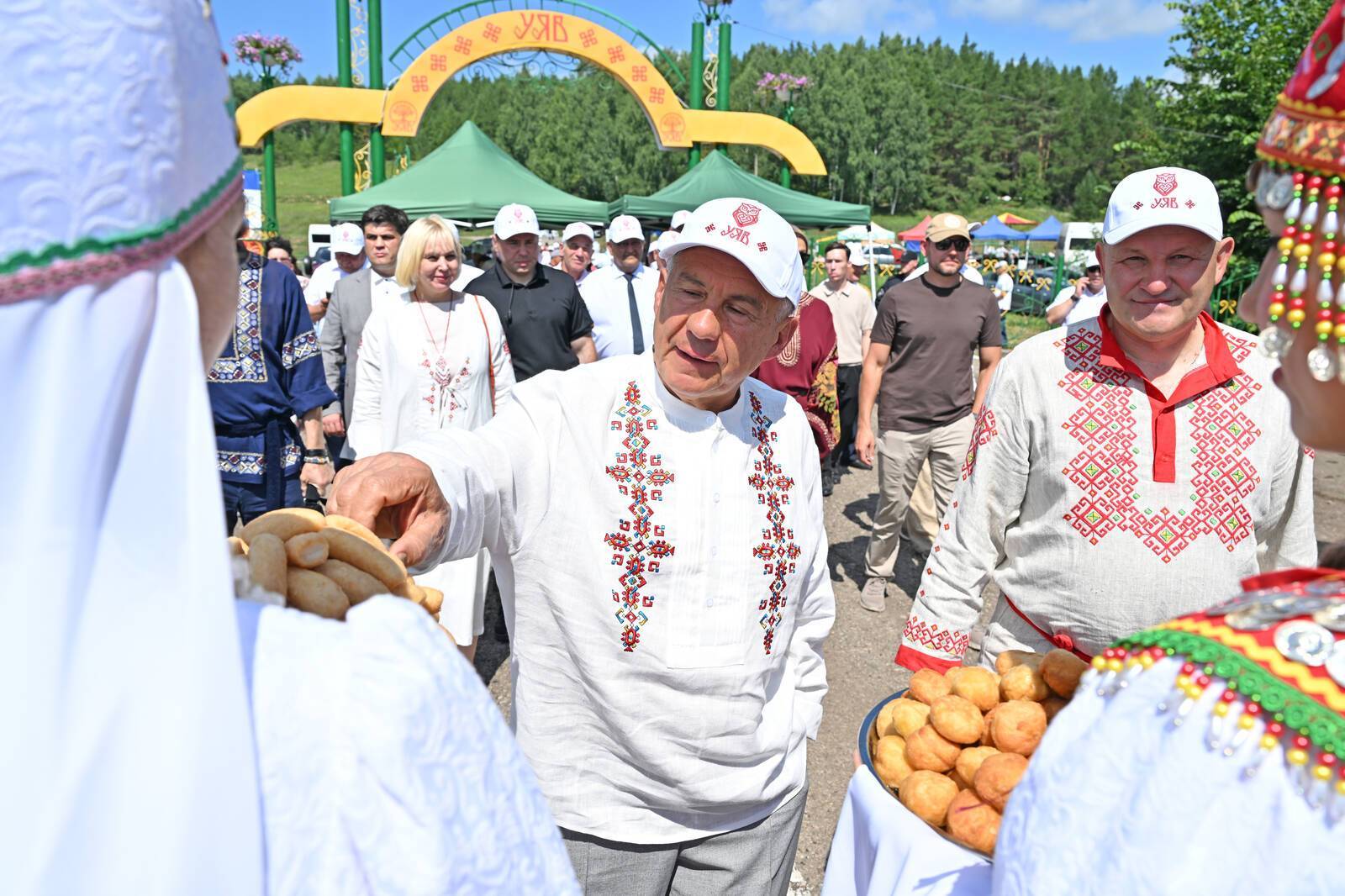 Раис Татарстана посетил республиканский праздник Уяв в Черемшане