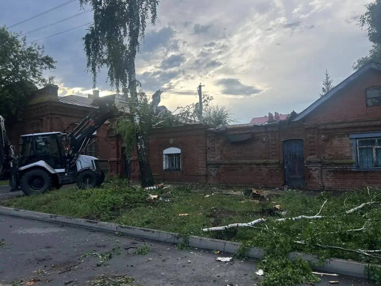 Разметал деревья и повалил столбы: в Чистополе начали устранять последствия урагана