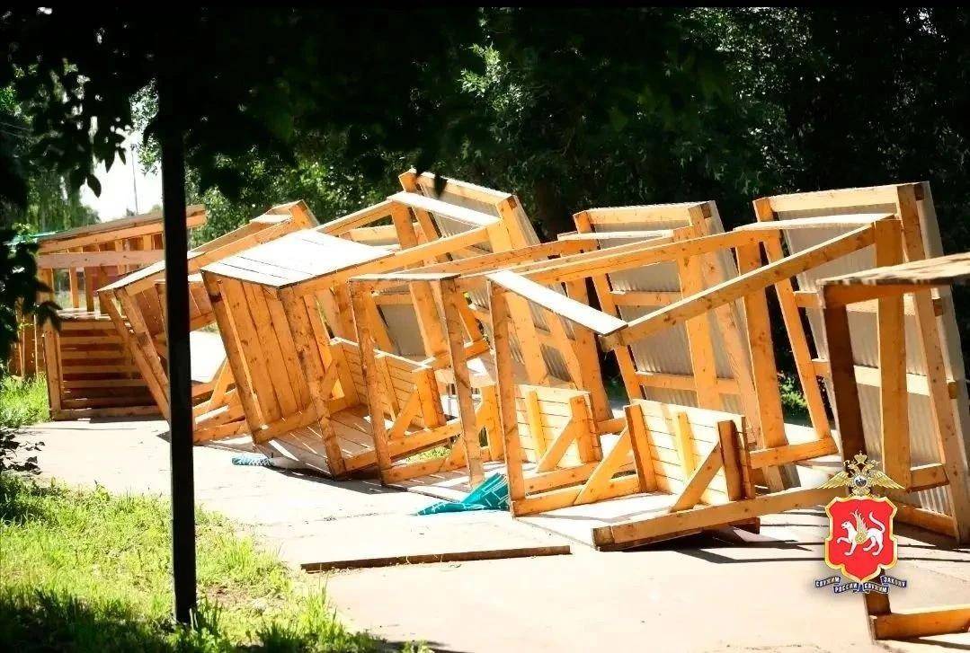 Полицейские установили трех подростков, причастных к акту вандализма в парке Бугульмы