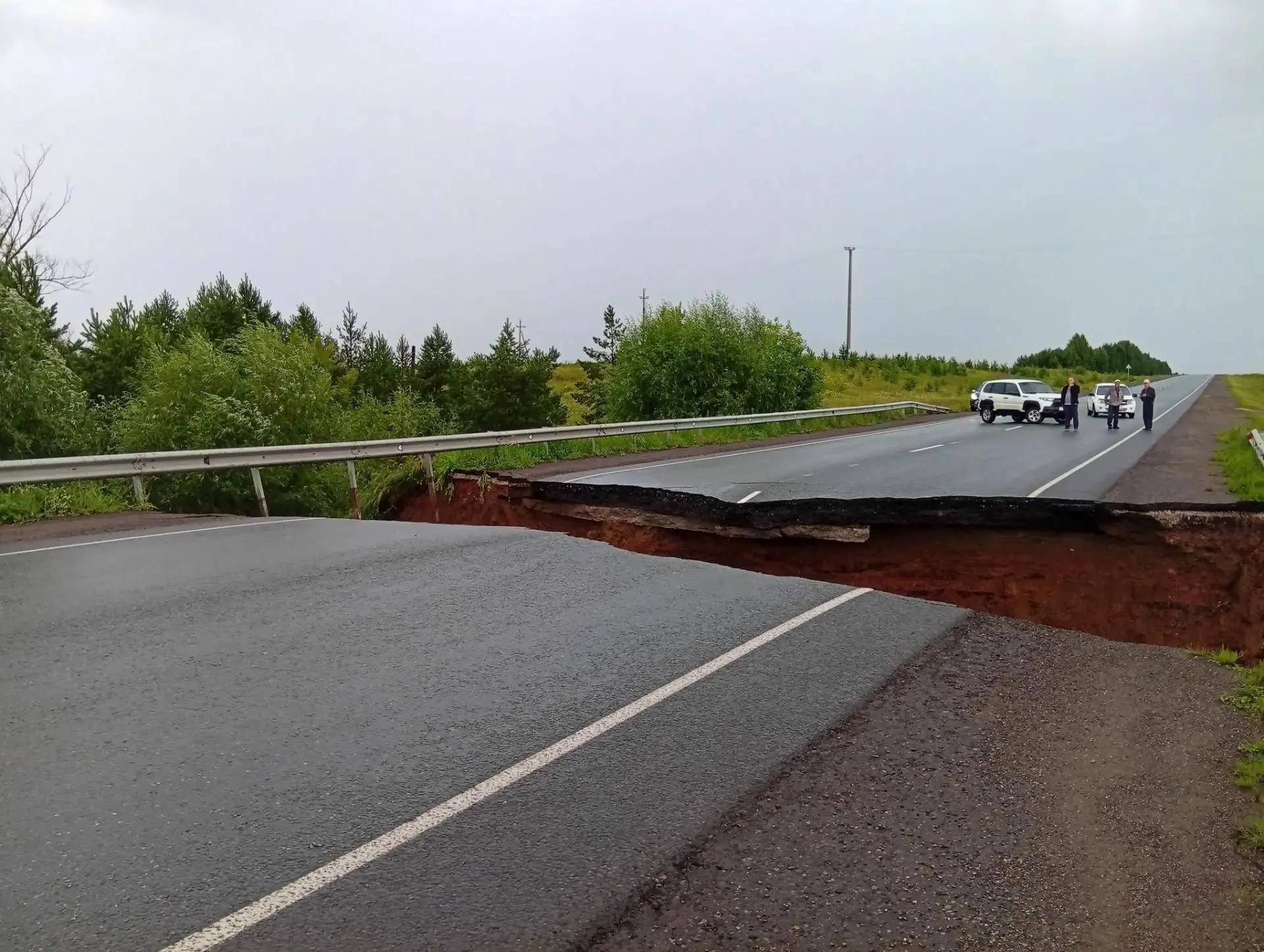 Движение перекрыто: сильные дожди размыли автодорогу Набережные Челны – Сарманово