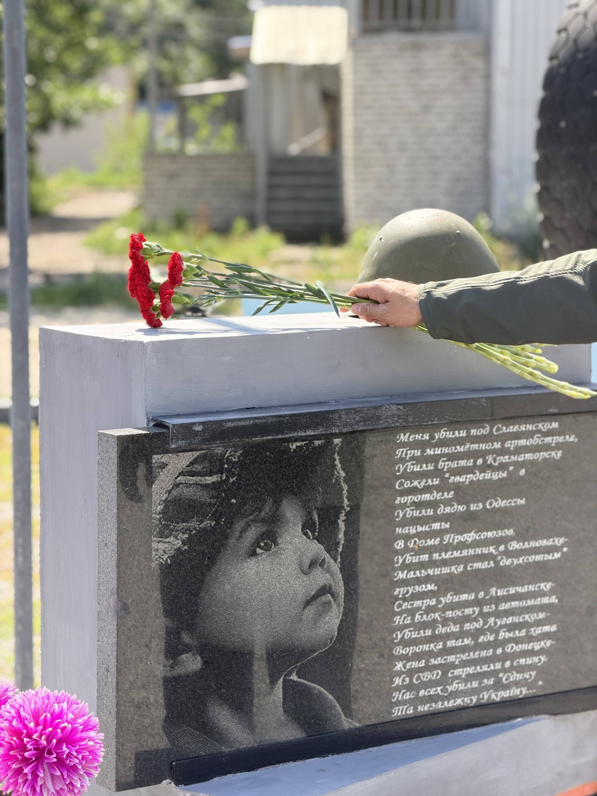 Вице-премьер Татарстана Ринат Садыков возложил цветы к мемориалу освободителям Лисичанска