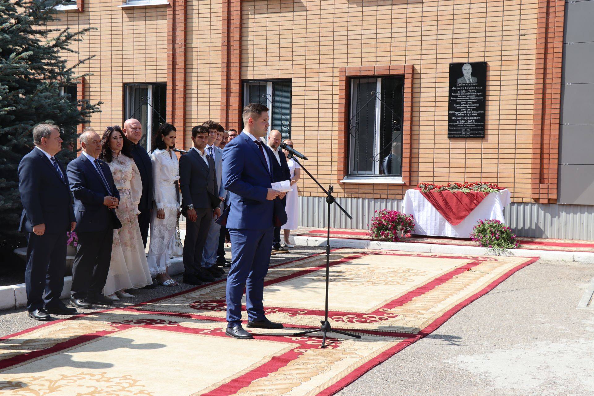 В Нурлате открыли мемориальную доску в память об экс-депутате Госдумы Фатихе Сибагатуллине