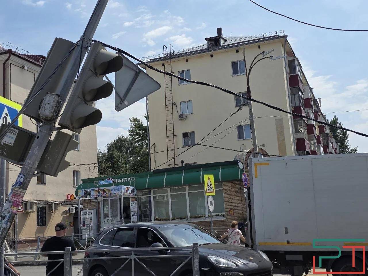 Грузовик снес светофор на Сибирском тракте в Казани – фото