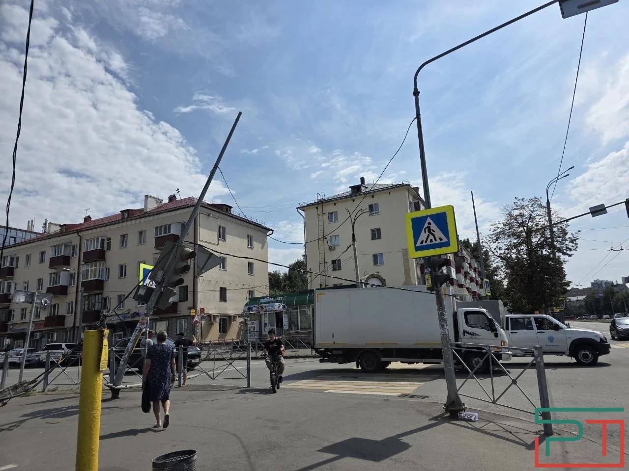 Грузовик снес светофор на Сибирском тракте в Казани – фото