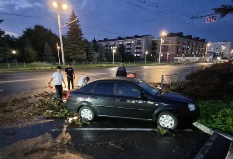 В Альметьевске устраняют последствия прошедшего урагана