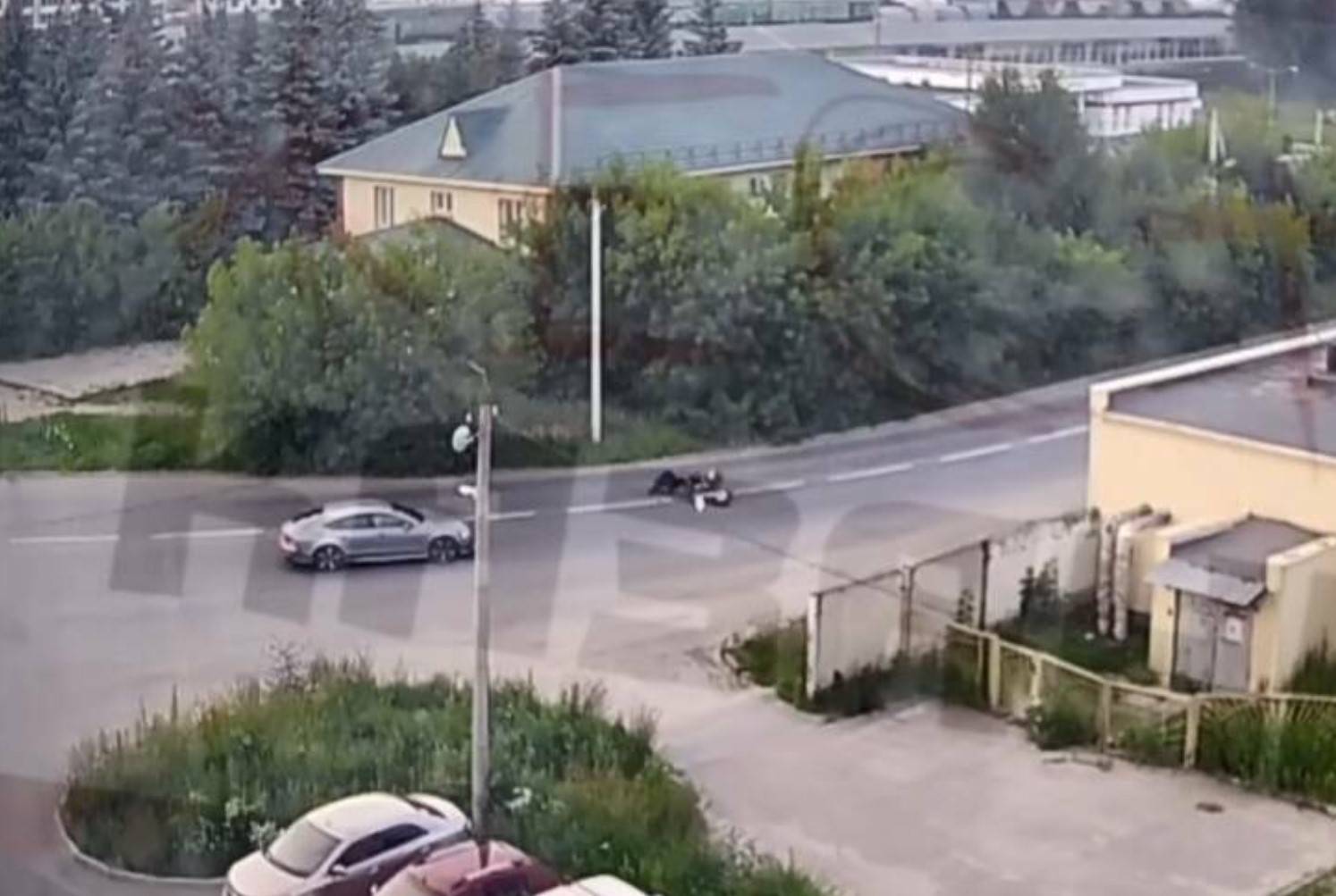 Мотоциклист упал под колеса Audi – момент страшного ДТП в Казани попал на видео