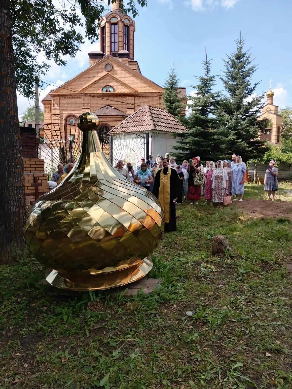 На храм-часовню в Бугульме установили купол с крестом