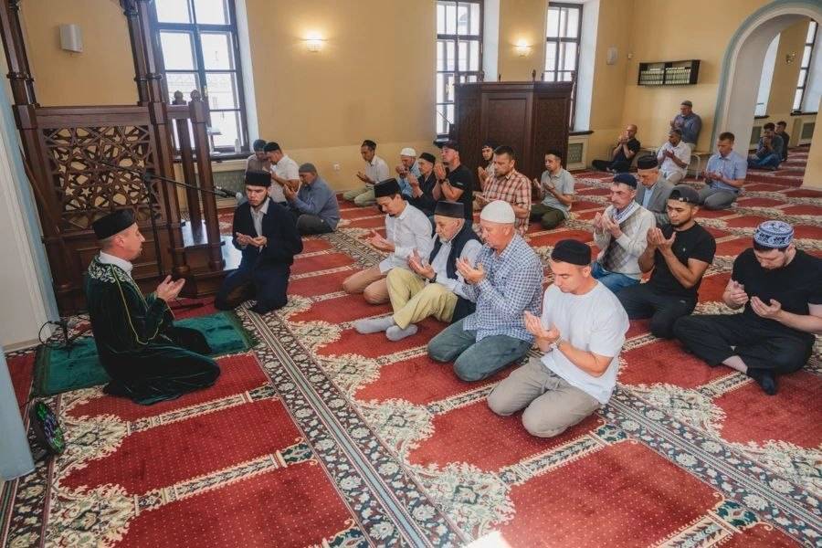 В мечетях Татарстана помолились о погибших в результате атаки на Нижнекамск
