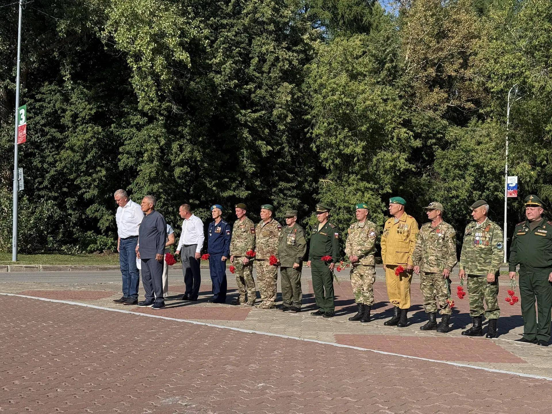 В Заинске Минниханов возложил цветы к Мемориальному комплексу участникам СВО