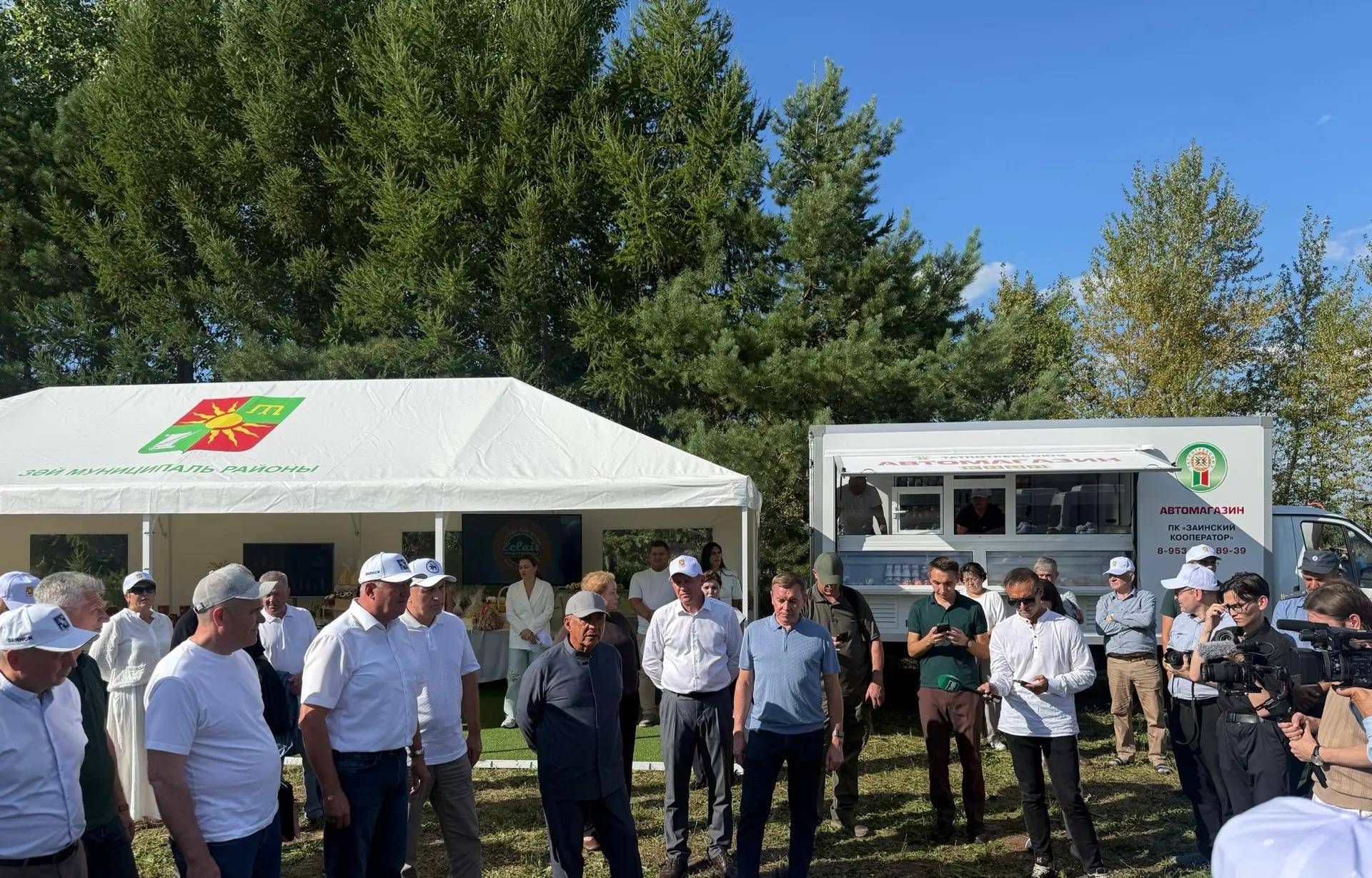 Минниханов облетел поля в Заинском районе и ознакомился с ходом уборочных работ
