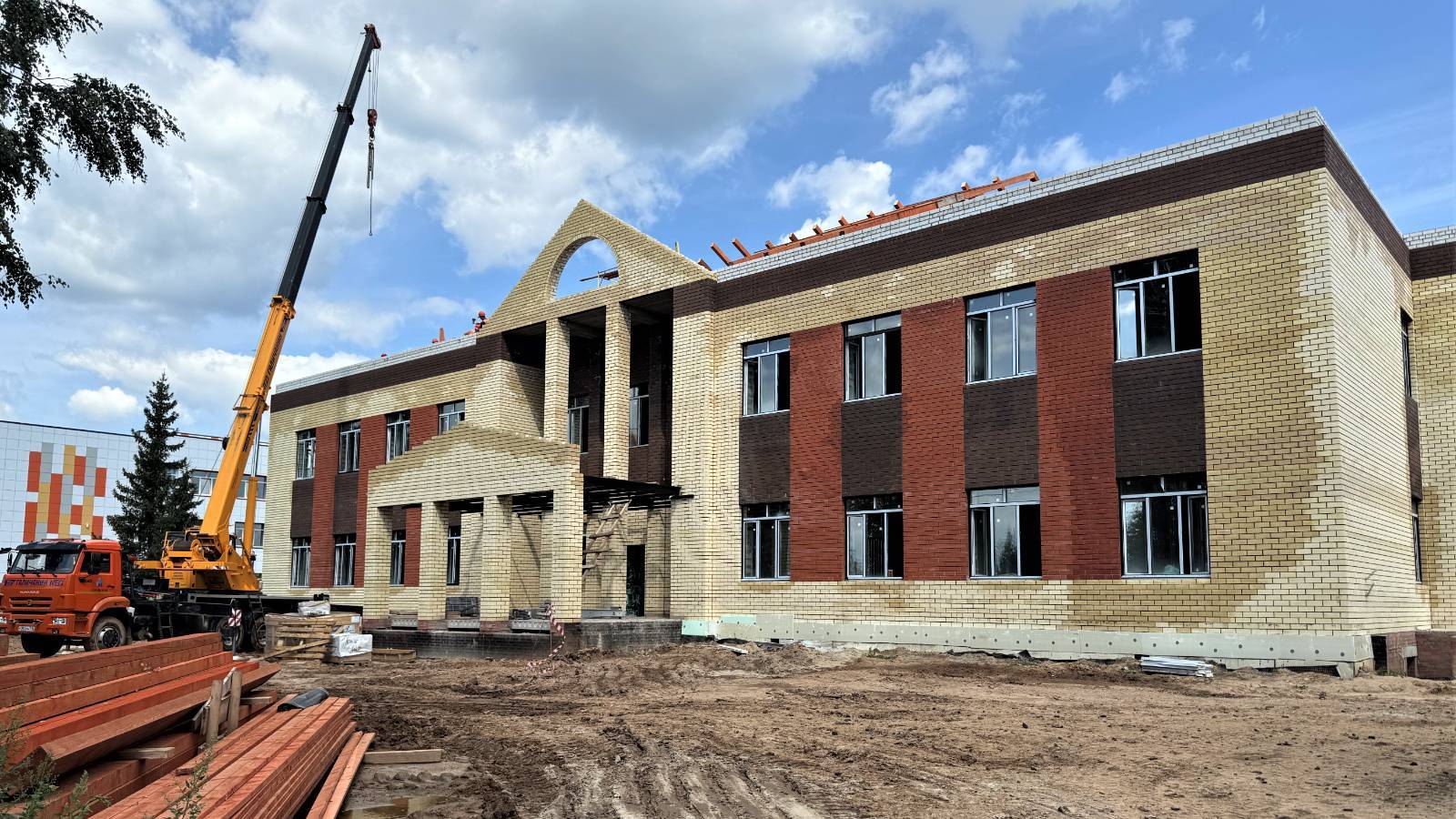 Готовность новой детской школы искусств в Камском Устье составила 32%
