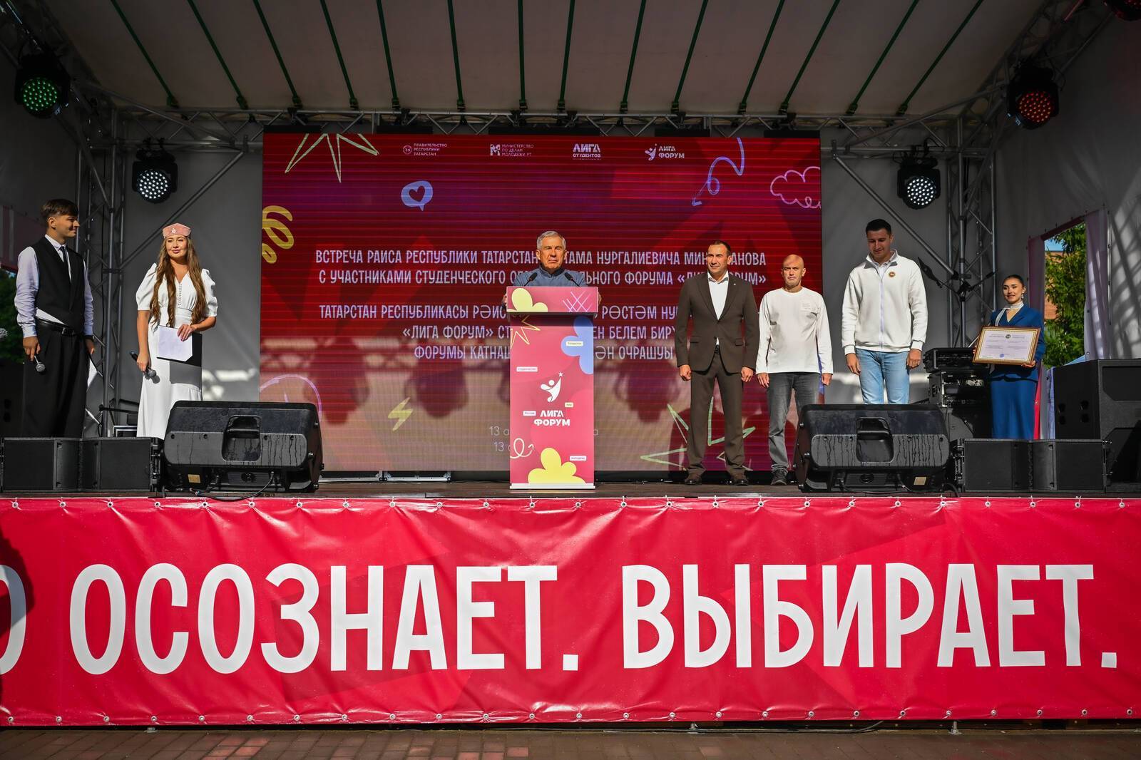 Минниханов осмотрел образовательные учреждения в Тукаевском районе и Челнах