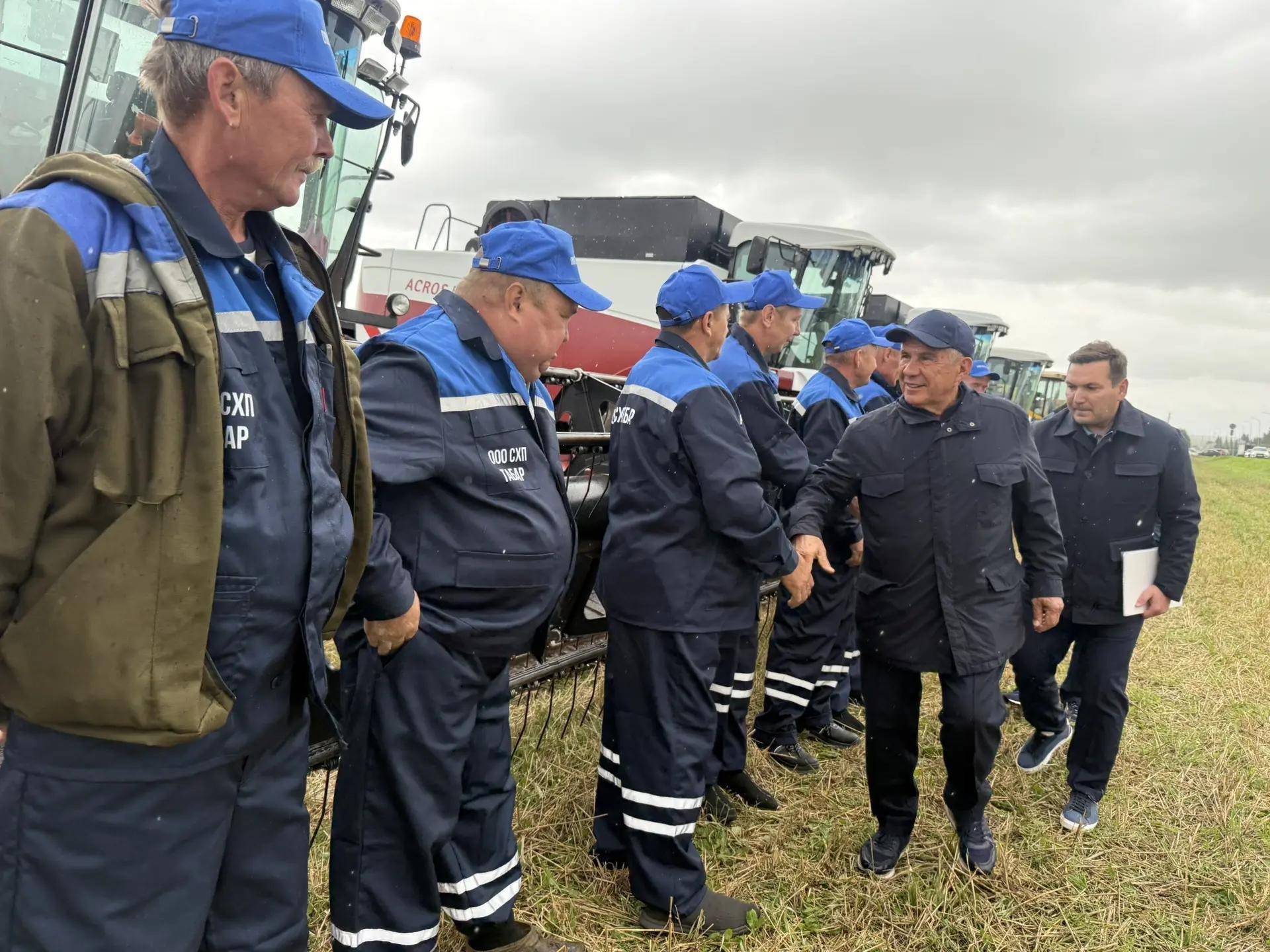 Минниханов в Апастовском районе оценил ход уборочной кампании и строительство молочного комплекса