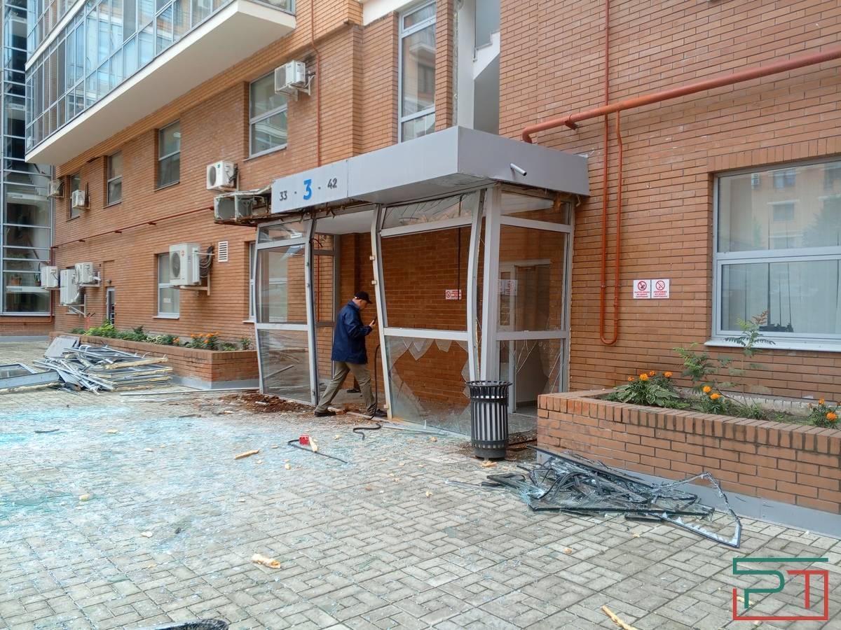 «Как будто дрон влетел»: взрыв бойлера перепугал и оставил без воды жильцов многоэтажки в Казани