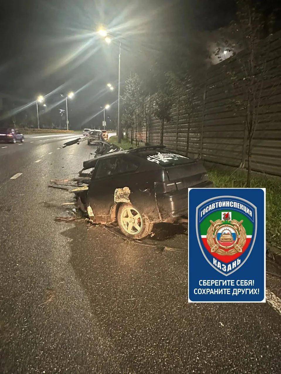 Автомобиль разорвало на части после столкновения со столбом в Казани